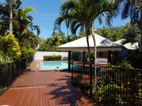 Crazy About Cairns Resort Living - 6 Bedrooms - St Kilda Accommodation 1
