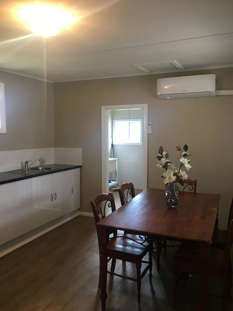 Desert Flower Cottages On Wolfram St - St Kilda Accommodation 3