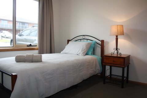 DevonPORT VIEWS!!! - St Kilda Accommodation 3