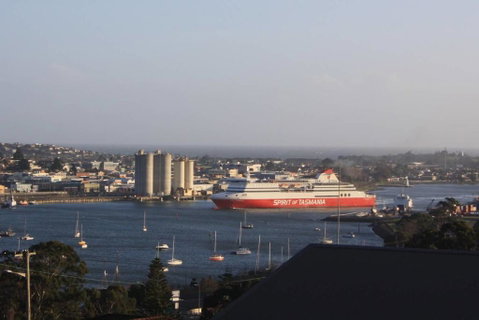 DevonPORT VIEWS!!! - St Kilda Accommodation 0