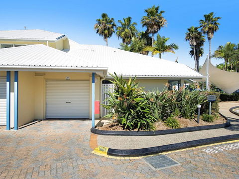 Diamond Beach 3 Bedroom Poolside Apartment - St Kilda Accommodation 2