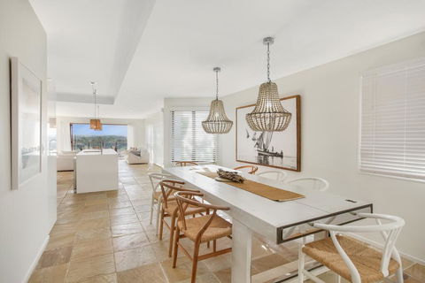 Family House With BBQ Deck, Water View And Parking - St Kilda Accommodation 3