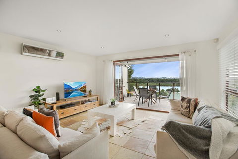 Family House With BBQ Deck, Water View And Parking - St Kilda Accommodation 1