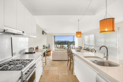 Family House With BBQ Deck, Water View And Parking - St Kilda Accommodation 2