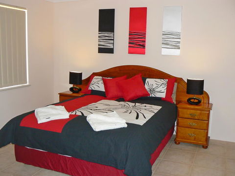 Geraldton Luxury Vacation Home - St Kilda Accommodation 0