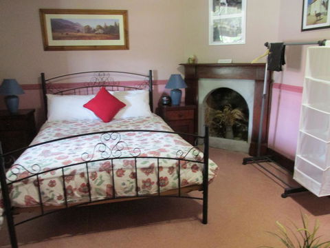 Henry's Cottage - St Kilda Accommodation 1