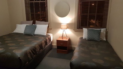 Highlands Hotel - St Kilda Accommodation 1