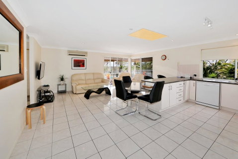 Hook Wine And Sinker Hervey Bay - St Kilda Accommodation 1