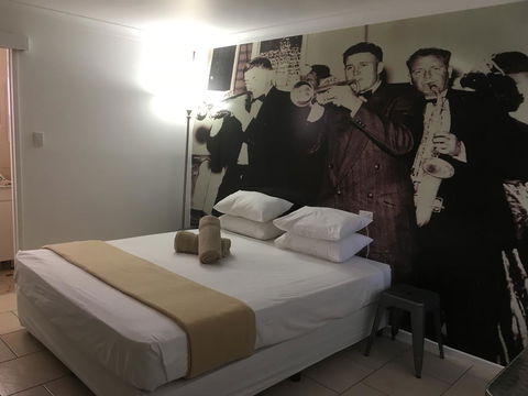 Hotel Corones - St Kilda Accommodation 1