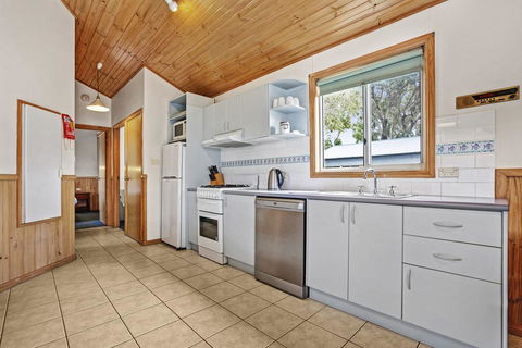 Kendalls Beach Holiday Park - St Kilda Accommodation 2