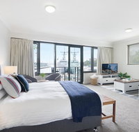 King size studio with water view walk to the city - St Kilda Accommodation