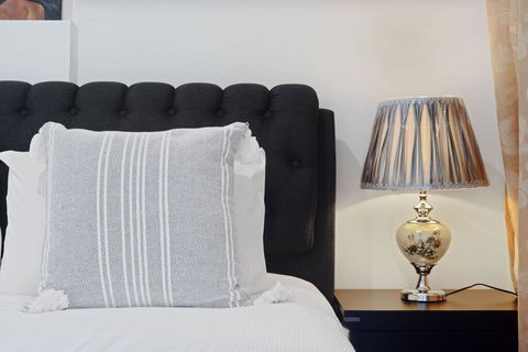 KOZYGURU Belrose Modern Designer 2 Bed + FREE Parking - St Kilda Accommodation 1
