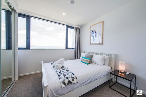 KOZYGURU BROADBEACH AMAZING VIEW 2 BED APT + FREE PARKING WALK TO BEACH QBR004 - St Kilda Accommodation 1