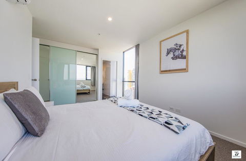 KOZYGURU BROADBEACH AMAZING VIEW 2 BED APT + FREE PARKING WALK TO BEACH QBR004 - St Kilda Accommodation 2