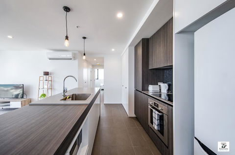 KOZYGURU BROADBEACH AMAZING VIEW 2 BED APT + FREE PARKING WALK TO BEACH QBR004 - St Kilda Accommodation 3