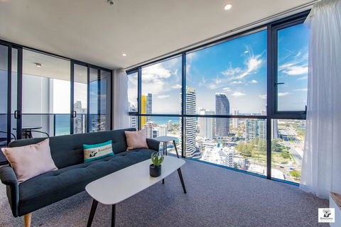 KOZYGURU BROADBEACH AMAZING VIEW 2 BED APT + FREE PARKING WALK TO BEACH QBR004 - St Kilda Accommodation 0