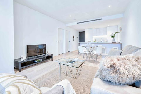 KOZYGURU FORTITUDE VALLEY HIGH LEVEL 2 BED APT + FREE PARKING QFV179-2612 - St Kilda Accommodation 2