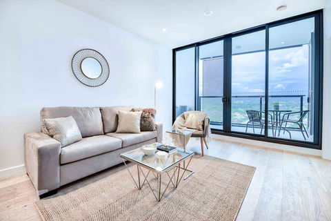 KOZYGURU FORTITUDE VALLEY HIGH LEVEL 2 BED APT + FREE PARKING QFV179-2612 - St Kilda Accommodation 0