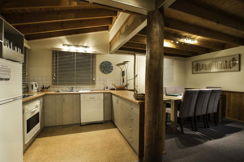 Kummonin - St Kilda Accommodation 3
