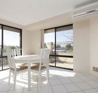 Lakeside Fun house near the Swan Valley - St Kilda Accommodation