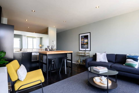 LUCY Stylish City Vibe And Views - St Kilda Accommodation 2