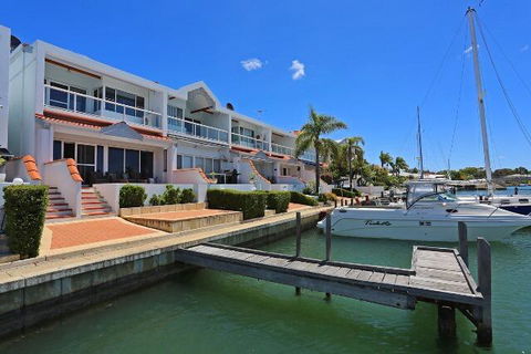 Luxury Canal Vista - St Kilda Accommodation 1