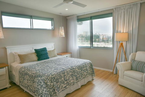 Luxury Kings Beach PenthouseLarge Outdoor Balcony, Ocean Views, 2 Mins To Beach - St Kilda Accommodation 2