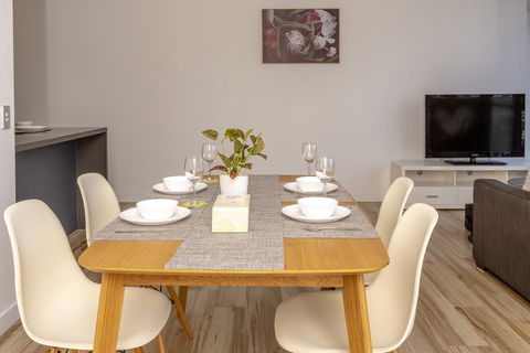 Luxury Modern Apartment In Southport With Hotel Facilities - St Kilda Accommodation 3