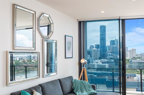 Luxury River City Views With Pool, Gym, Cafe, WiFi, Hospital - St Kilda Accommodation 3