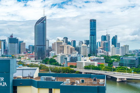 Luxury River City Views With Pool, Gym, Cafe, WiFi, Hospital - St Kilda Accommodation 2