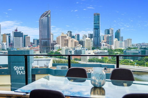 Luxury River City Views With Pool, Gym, Cafe, WiFi, Hospital - St Kilda Accommodation 1