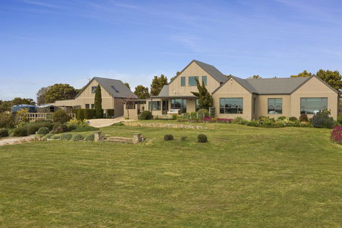 LUXURY WATERFRONT FAMILY HOME-TASMANIA (I)-L'Abode - St Kilda Accommodation 3