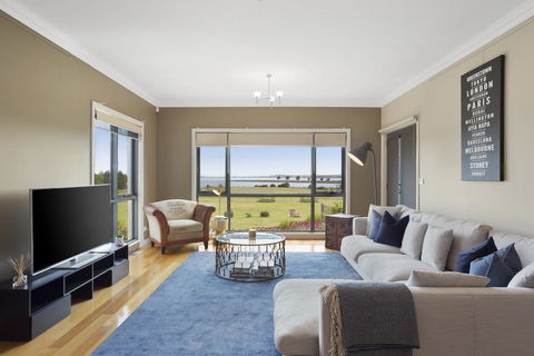 LUXURY WATERFRONT FAMILY HOME-TASMANIA (I)-L'Abode - St Kilda Accommodation 1