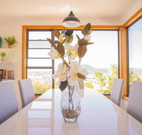 Moonah House-10 mins to CBD  MONA 4BR 2 BATH great view park 3 cars sleep 11 king bed en-suite - St Kilda Accommodation