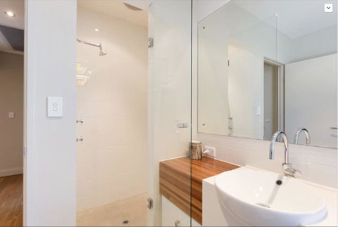 Adele's Luxury South Beach Apartment With King Bed - St Kilda Accommodation 16