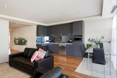 Adele's Luxury South Beach Apartment With King Bed - St Kilda Accommodation 10