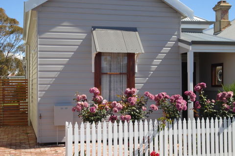 Bluebird Cottage - St Kilda Accommodation 0
