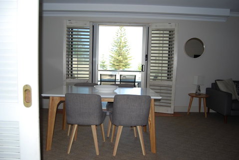 Absolute Beachfront Scarborough - St Kilda Accommodation 3