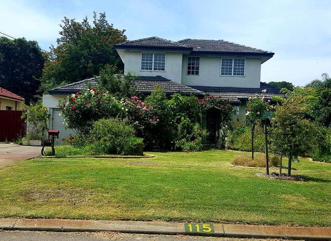 Airport HomeStay - St Kilda Accommodation 0