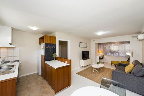 Townshend Rd - St Kilda Accommodation 12