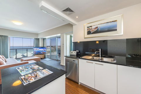 A 406 FANTASTIC OCEAN BEACH And MARINA VIEW APT - MANDURAH - St Kilda Accommodation 18