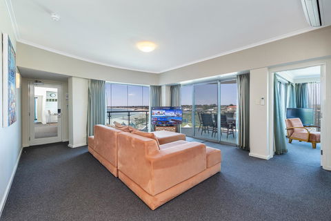 A 406 FANTASTIC OCEAN BEACH And MARINA VIEW APT - MANDURAH - St Kilda Accommodation 0