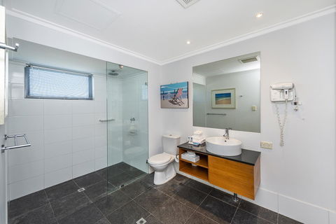 A 406 FANTASTIC OCEAN BEACH And MARINA VIEW APT - MANDURAH - St Kilda Accommodation 16