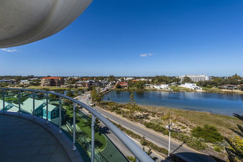 A 406 FANTASTIC OCEAN BEACH And MARINA VIEW APT - MANDURAH - St Kilda Accommodation 11