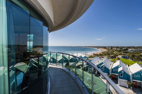A 406 FANTASTIC OCEAN BEACH And MARINA VIEW APT - MANDURAH - St Kilda Accommodation 9