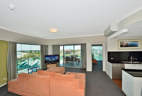 A 406 FANTASTIC OCEAN BEACH And MARINA VIEW APT - MANDURAH - St Kilda Accommodation 10