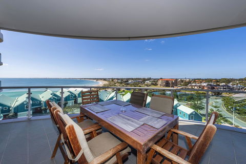 A 406 FANTASTIC OCEAN BEACH And MARINA VIEW APT - MANDURAH - St Kilda Accommodation 4