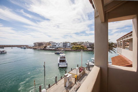 The Marina Hotel - Mindarie - St Kilda Accommodation 2