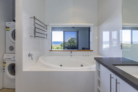 Aquatic Visions - St Kilda Accommodation 7