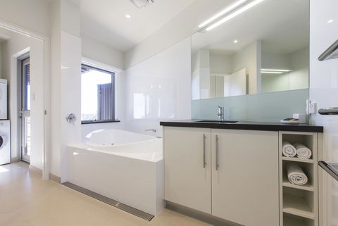Aquatic Visions - St Kilda Accommodation 19